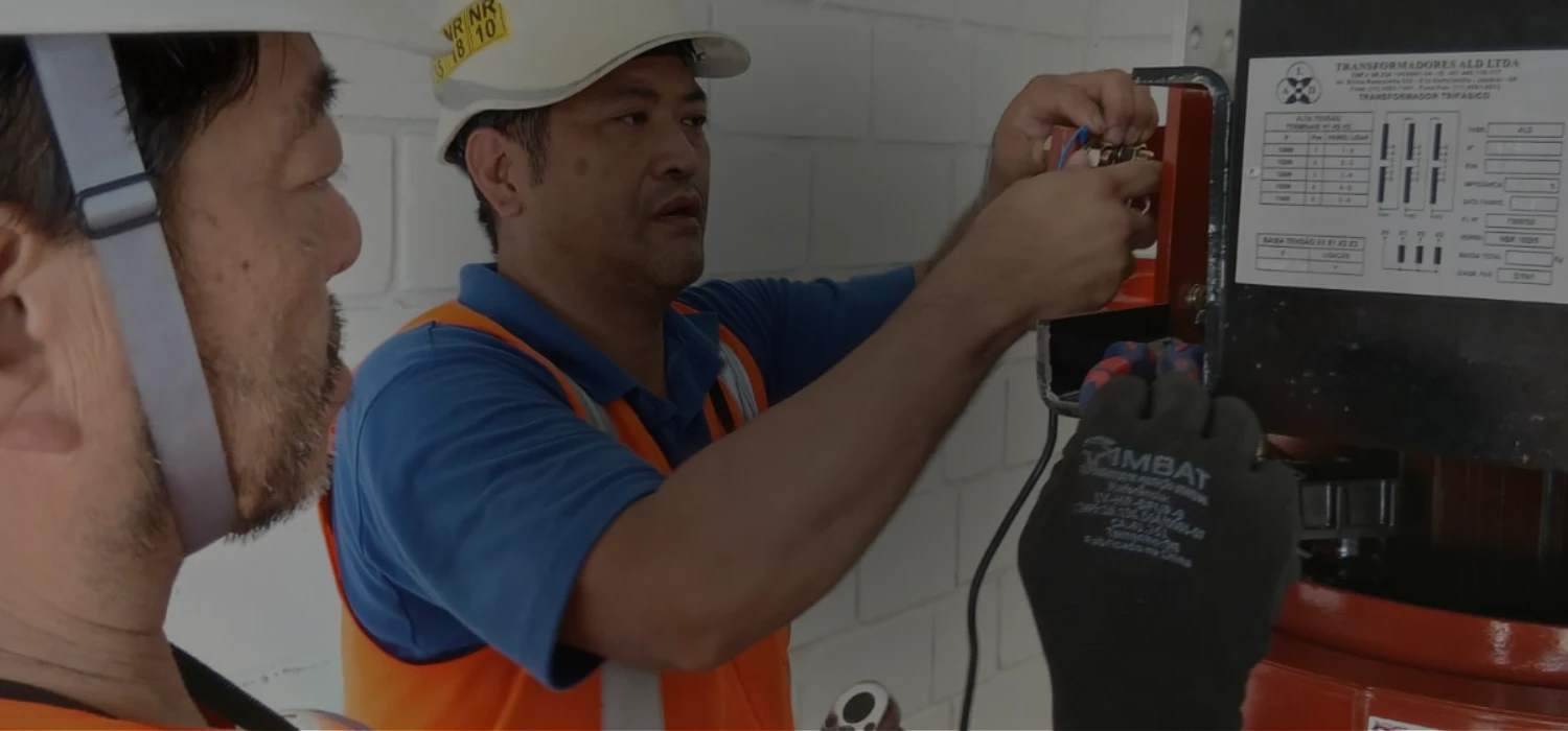 Profissionais trabalhando em painel elétrico, imagem do site da Kirin